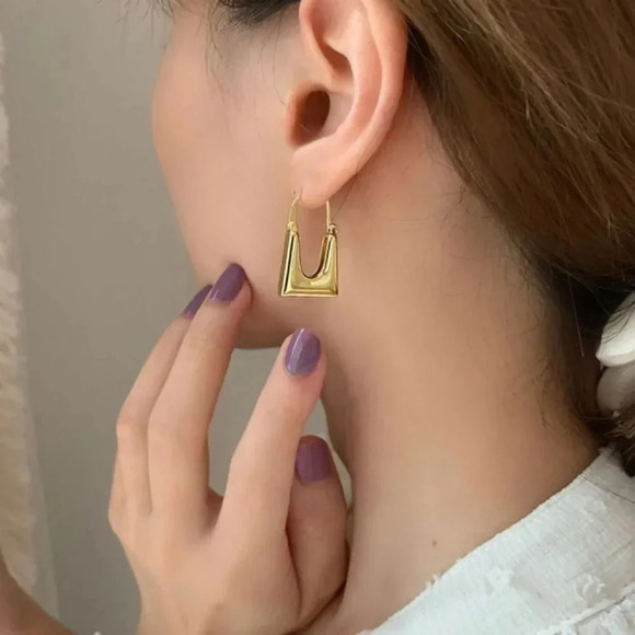 18k Gold Hoop Earrings Modern U-Shaped Earrings Purse Handbag Shaped Earrings - Picture 1 of 5